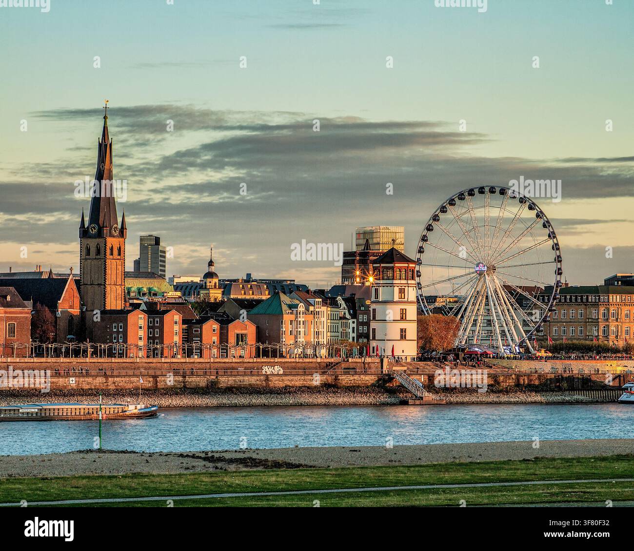 Skyline du Rhin à Düsseldorf avec grande roue Banque D'Images