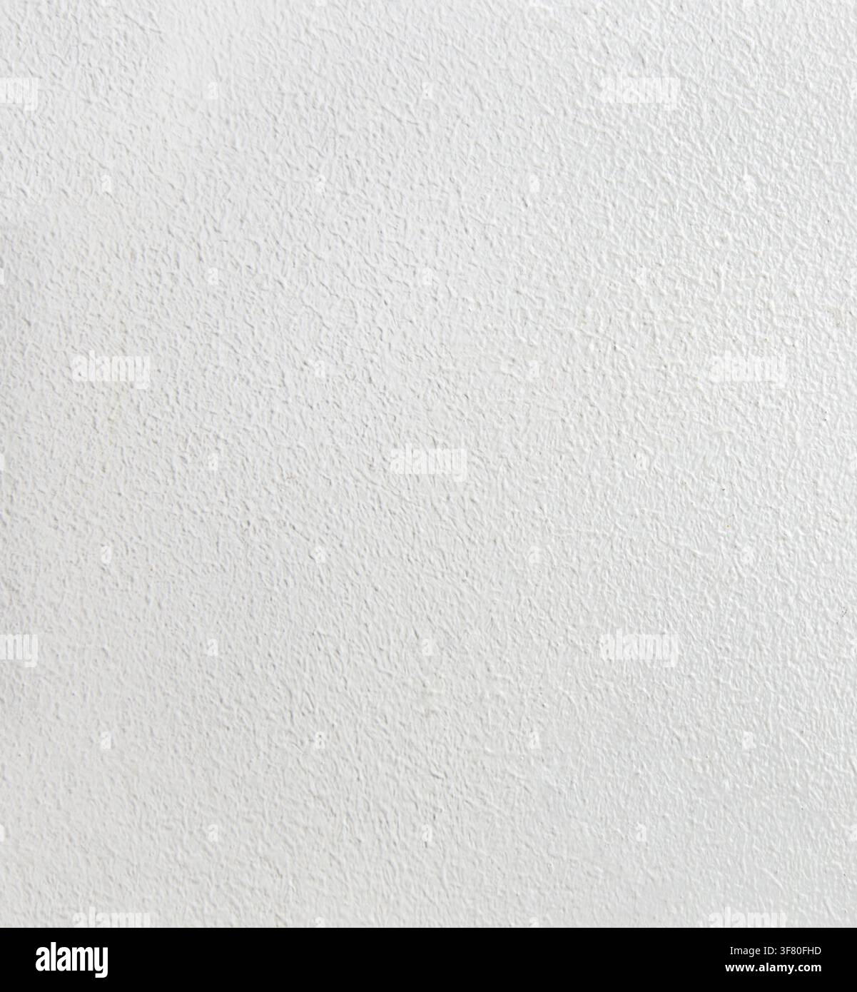 Close-up d'un mur peint en blanc avec une texture subtile de peau d'orange. Fond neutre et propre adapté à l'intérieur, à la rénovation, à l'architecture et au design Banque D'Images