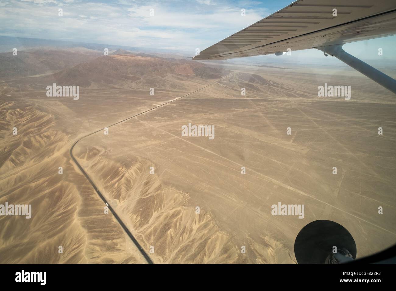 Une photographie aérienne époustouflante révèle les anciennes lignes de Nazca, un complexe de géoglyphes mystérieux, sur fond d'un vaste désert. Capture l'exploration Banque D'Images