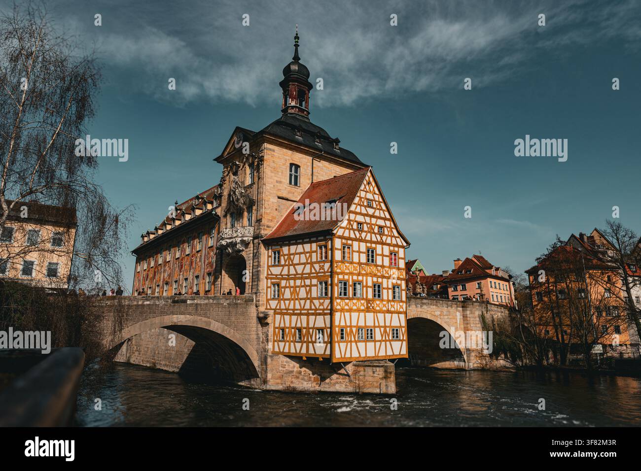 L'Altes Rathaus (Ancienne mairie) enjambe la rivière Regnitz sur sa propre île dans la vieille ville historique de Bamberg, en Bavière, Allemagne, le 7 mars 2026. Banque D'Images