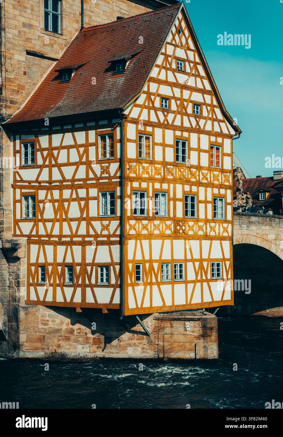 Une vue détaillée de la façade à pans de bois de l'Altes Rathaus de Bamberg, Bamberg, Bavière, Allemagne, 7 mars 2026. Banque D'Images