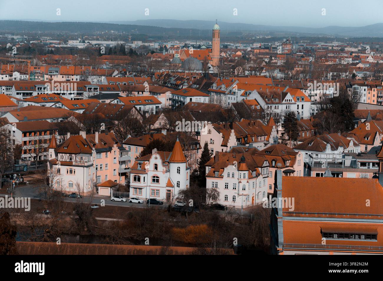 Les toits en terre cuite de la vieille ville de Bamberg s'étendent vers les collines environnantes, Bamberg, Bavière, Allemagne, 7 mars 2026 Banque D'Images