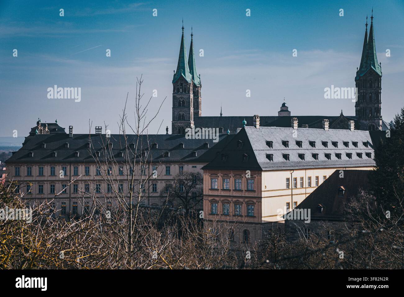 Les flèches jumelles de la cathédrale de Bamberg s'élèvent au-dessus des toits du monastère, Bamberg, Bavière, Allemagne, 7 mars 2026. Banque D'Images