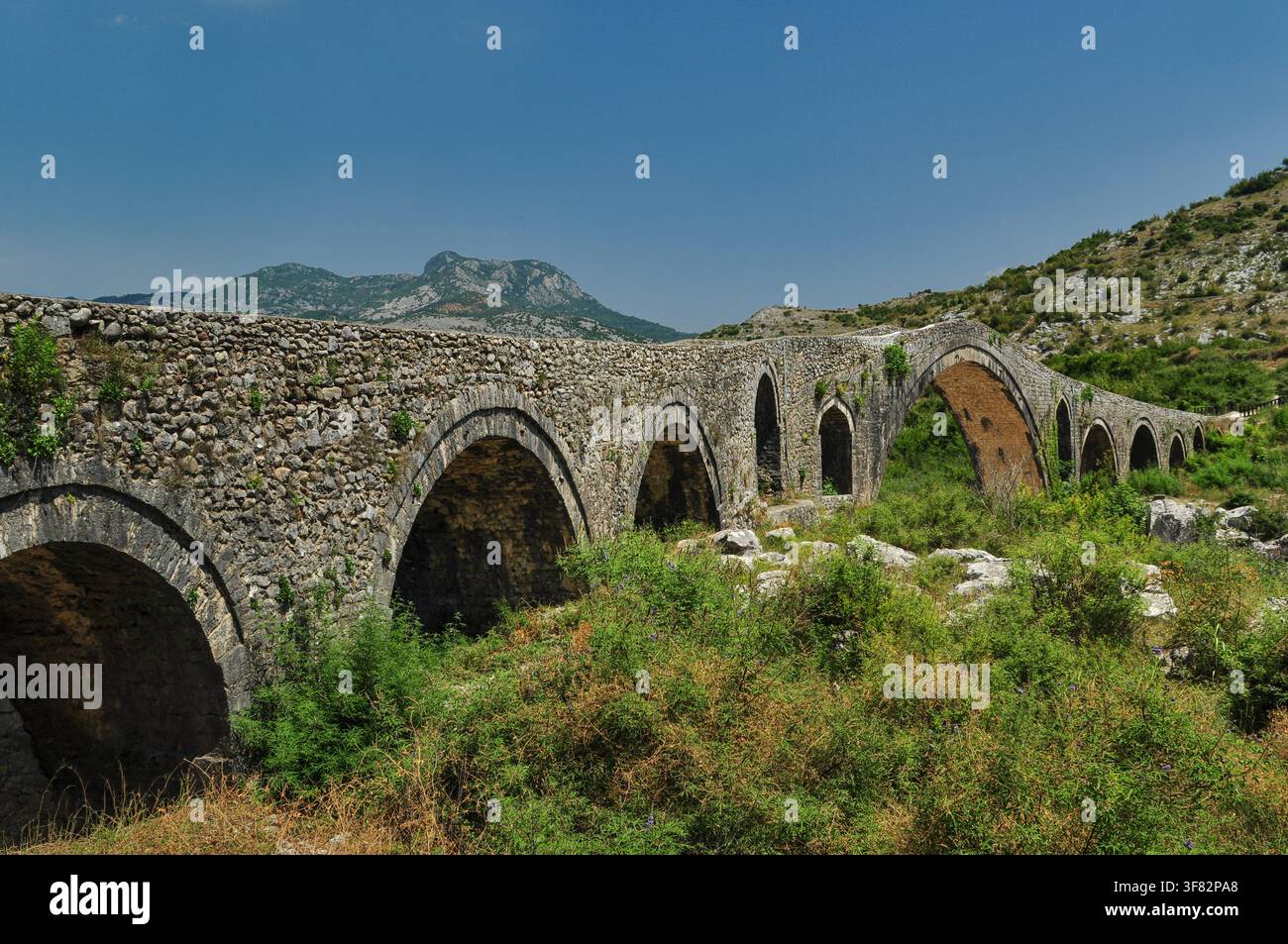 Le pont historique de Mes (Ura e Mesit) dans le nord de l'Albanie. Banque D'Images