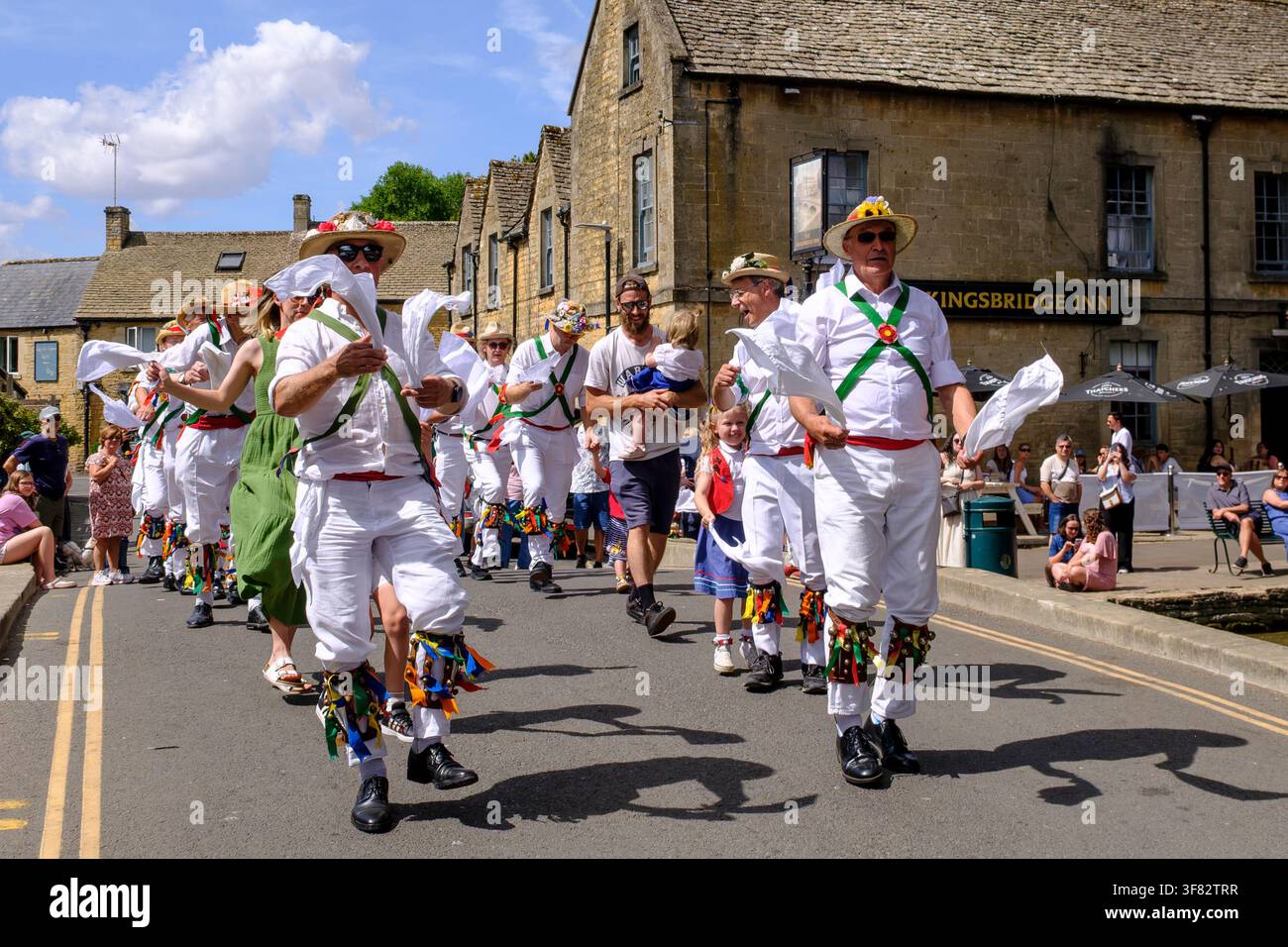 Danseurs Morris traditionnels sur le pont Bouton sur l'eau avec participation du public Banque D'Images