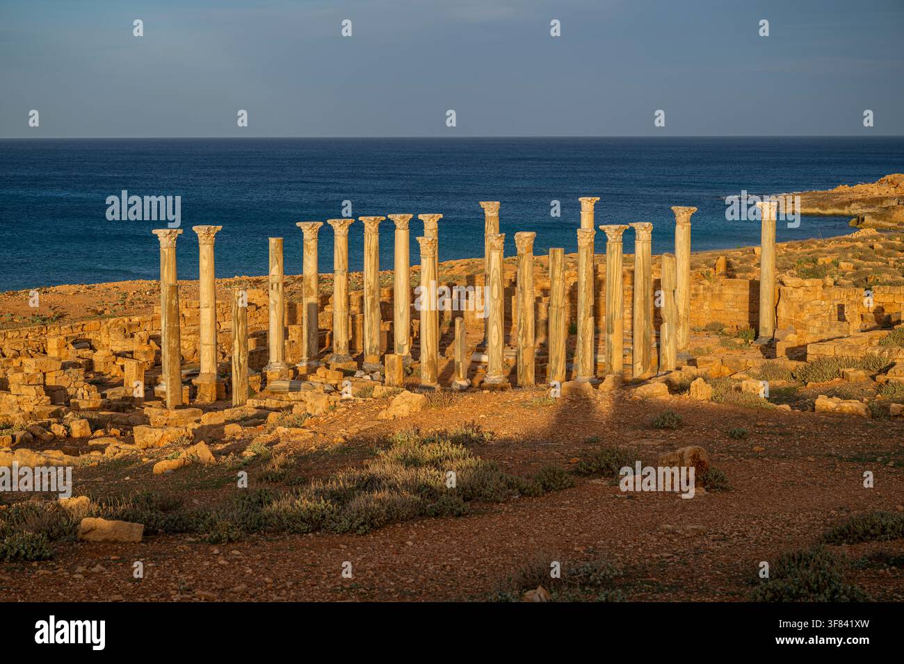 Ruines d'une ville grecque antique avec des colonnes au bord de la mer dans l'est de la Libye Banque D'Images