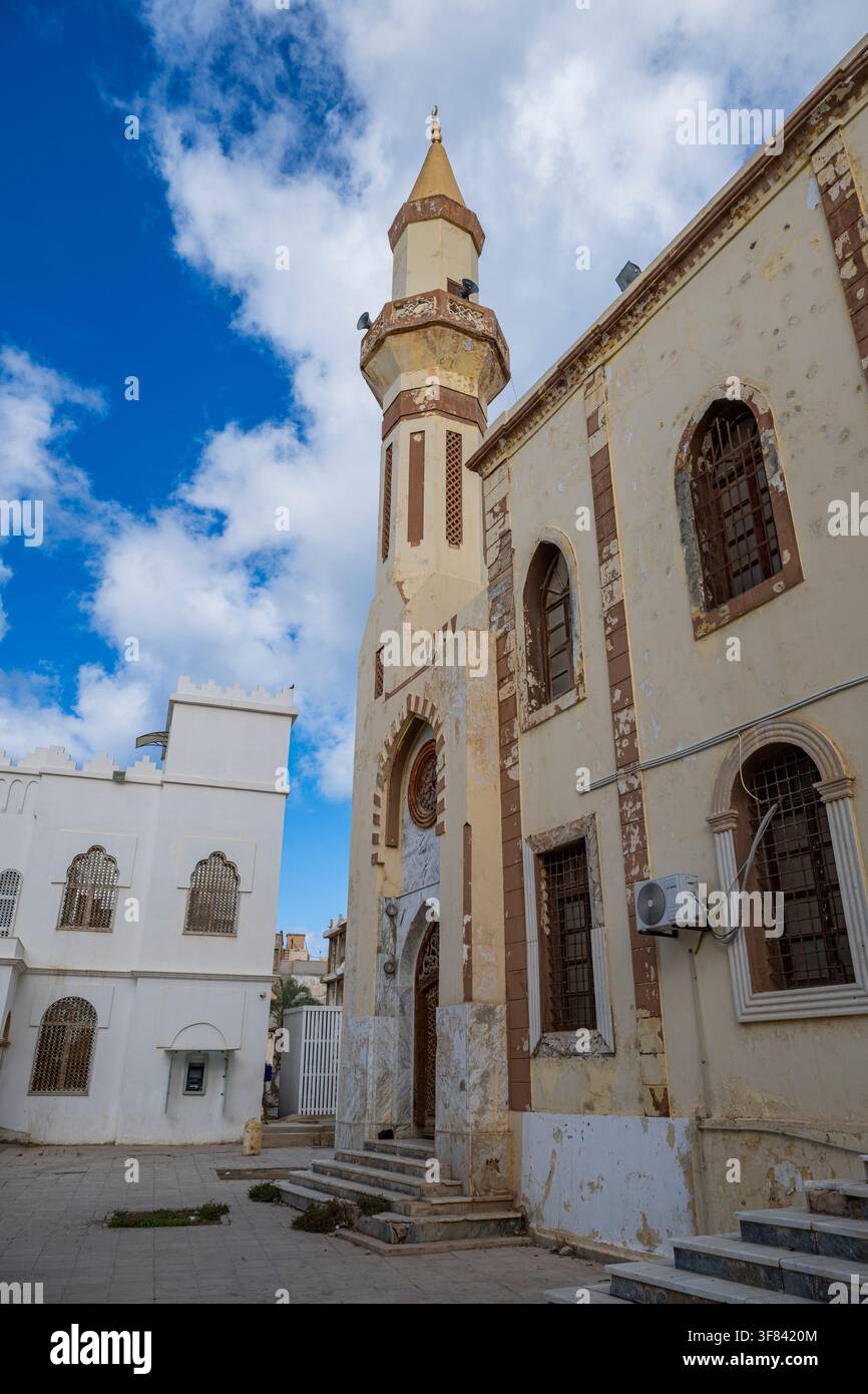 La reconstruction d'une mosquée historique au centre de Benghazi, dans l'est de la Libye, se poursuit avec la participation de la communauté locale Banque D'Images