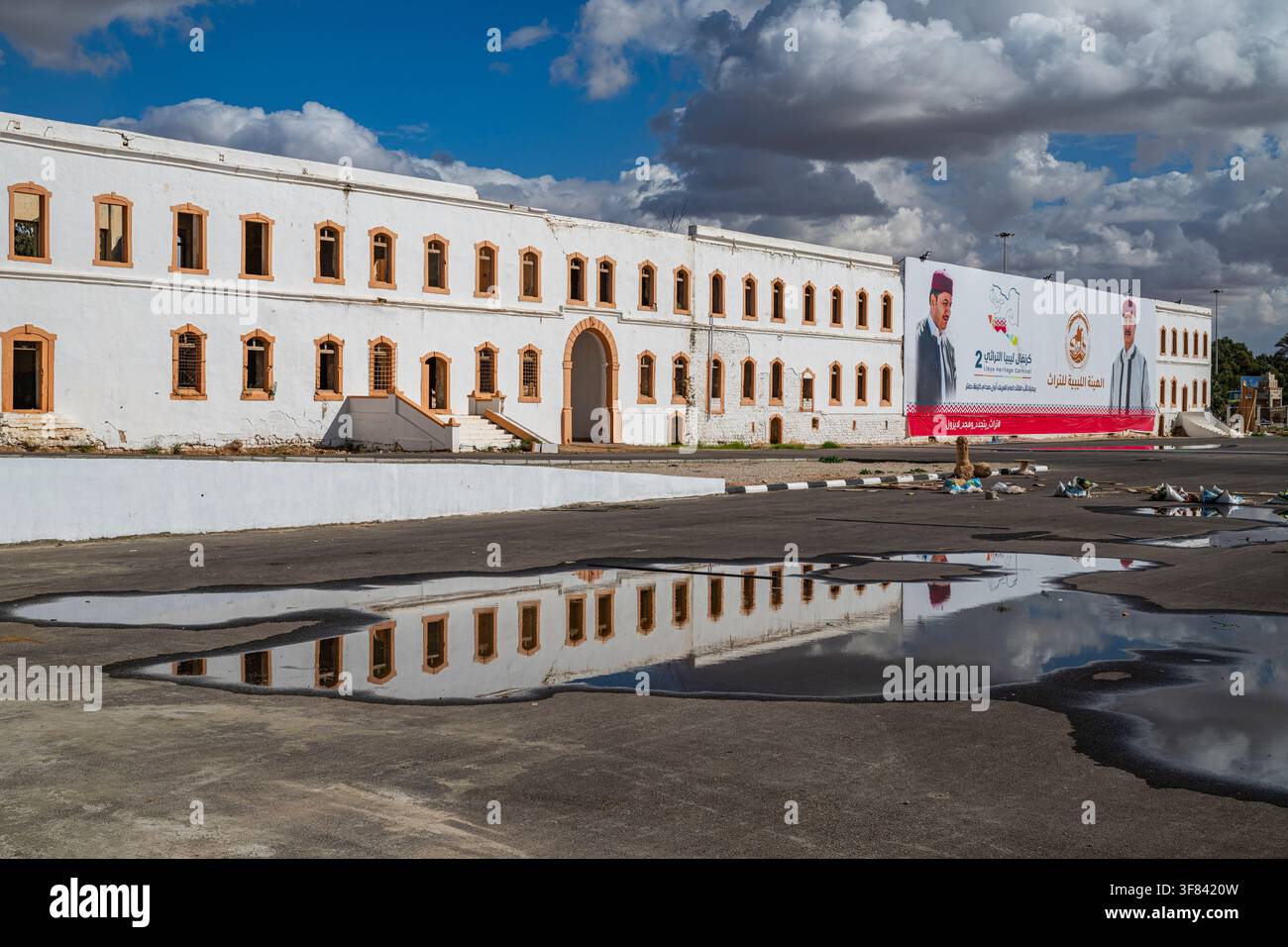 Musée national de Benghazi, ancien quartier général militaire dans l'est de la Libye avec des reflets au sol Banque D'Images