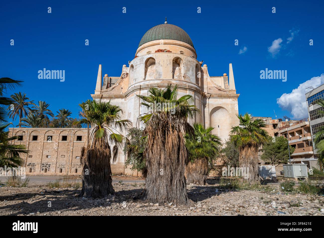 La vieille cathédrale de Benghazi montre des signes d'âge et d'histoire dans le paysage de la Libye orientale Banque D'Images