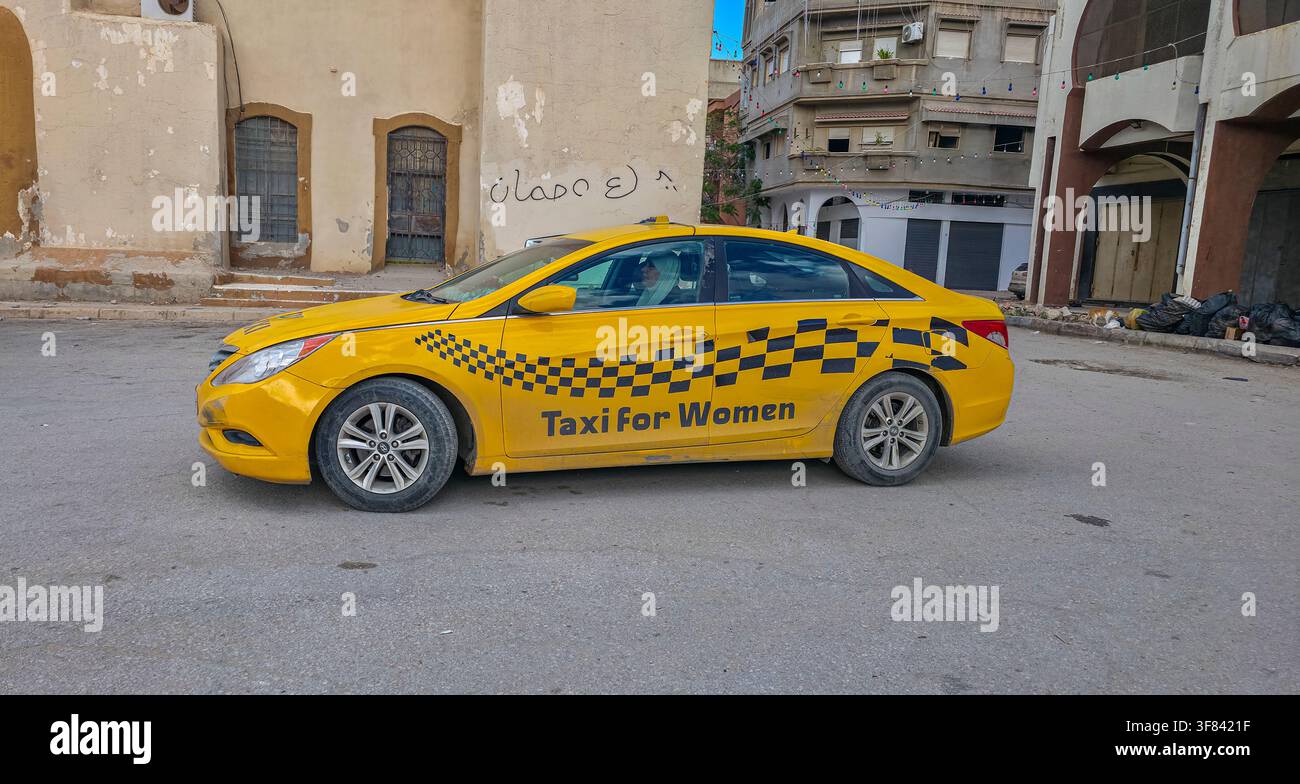 Le service de taxi pour femmes fournit un transport pour les passagères féminines en Libye pendant les heures de jour dans une zone urbaine Banque D'Images