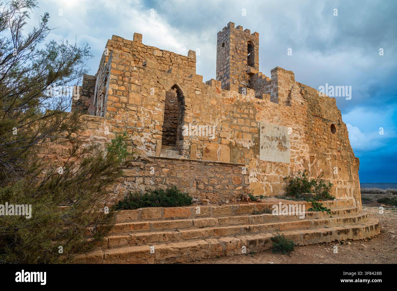 Exploration des fortifications antiques de Tocra dans l'est de la Libye avec ruines et ciels nuageux Banque D'Images