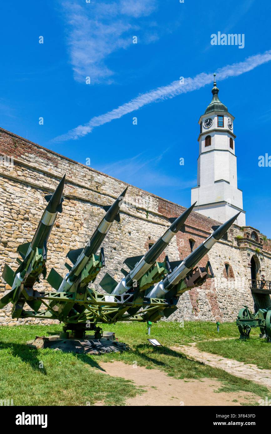 Tour d'horloge historique Sahat Kula et système de défense antimissile à la forteresse de Belgrade en Serbie Banque D'Images