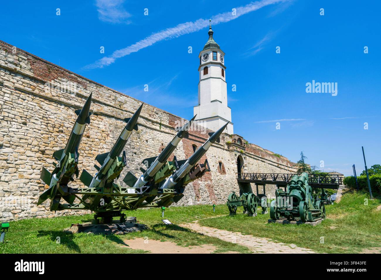 Tour d'horloge historique Sahat Kula et système de défense antimissile à la forteresse de Belgrade en Serbie Banque D'Images