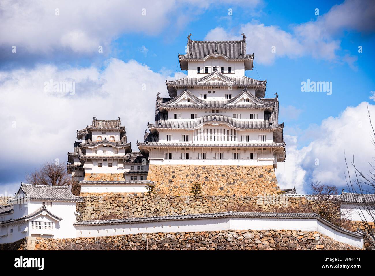 Le bâtiment principal du château de Himeji montre une architecture traditionnelle japonaise avec des murs blancs et une base en pierre dans la préfecture de Hygo Banque D'Images