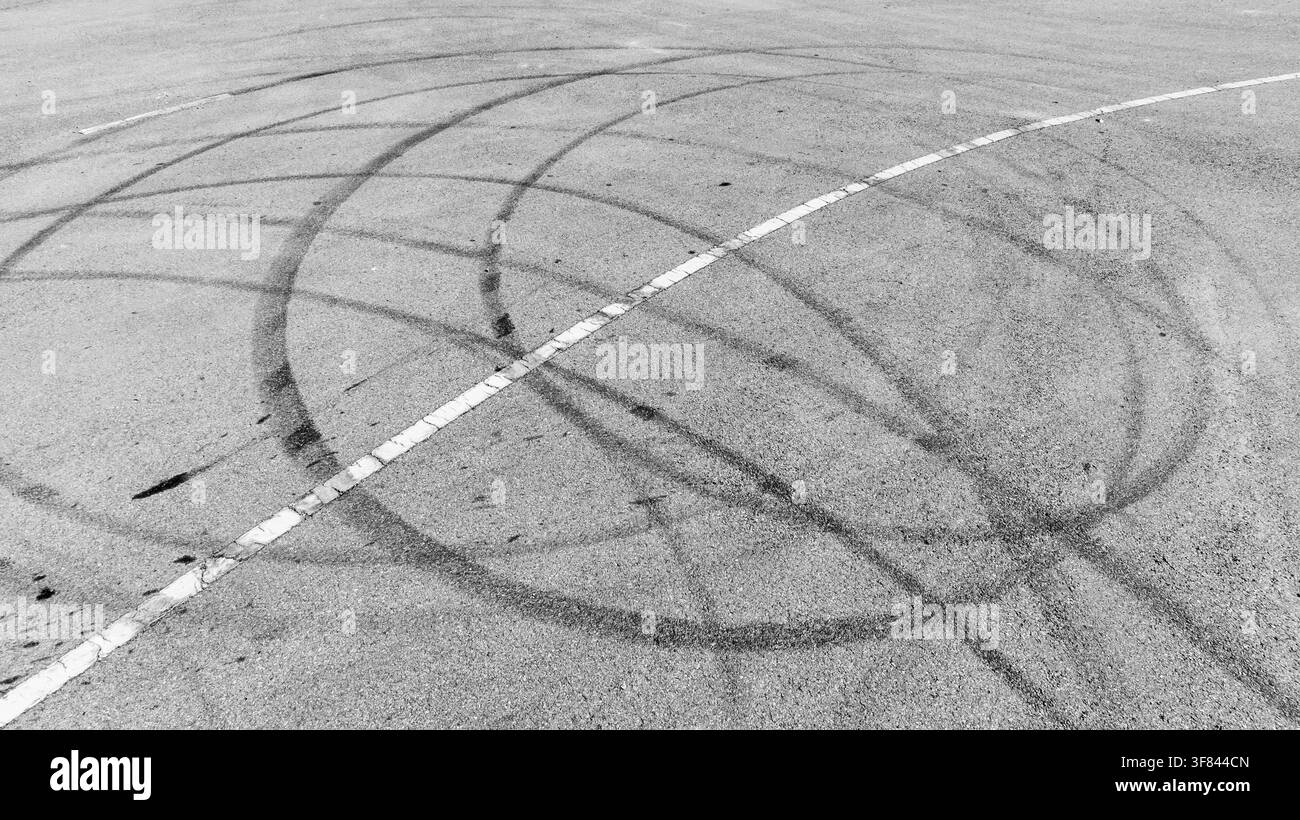 Vue aérienne d'une marque de pneu sur la piste de course en asphalte, texture et fond de brûlage de pneu de voiture, marque de pneu de voiture provenant d'une trace de dérapage, pneu de voiture sur asphalte Banque D'Images