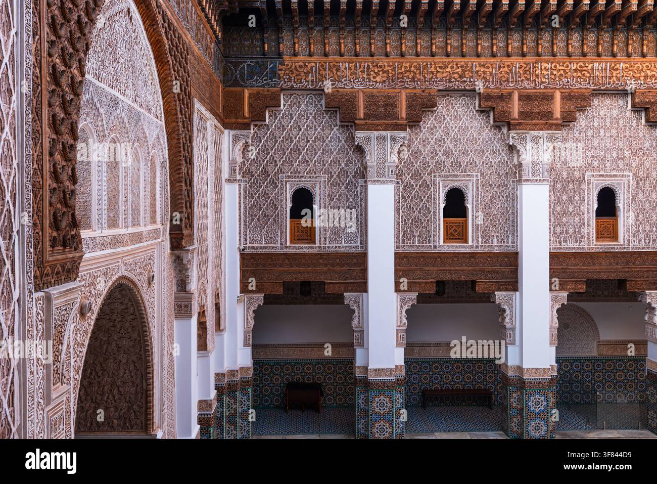 Exploration de la conception architecturale dans la cour de la médersa Ben Youssef à Marrakech, Maroc Banque D'Images