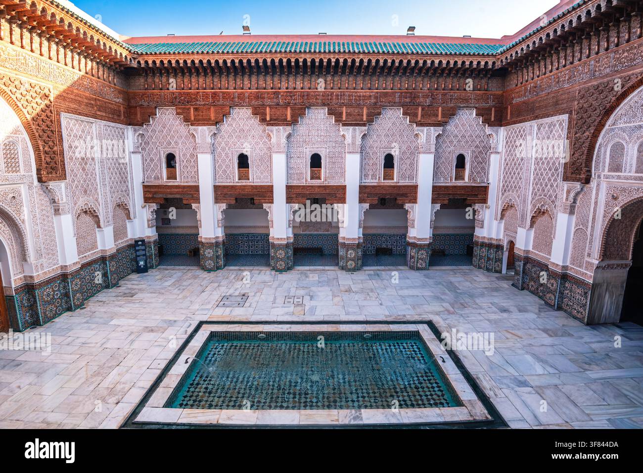 Vue de la cour de la médersa Ben Youssef mettant en valeur l'architecture islamique à Marrakech, au Maroc Banque D'Images