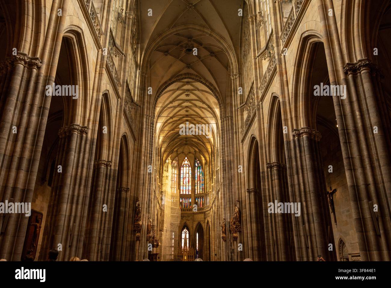 Vue de l'intérieur de la cathédrale Saint-Vincent lors d'un jour animé avec des visiteurs explorant le site historique à Prague, République tchèque Banque D'Images