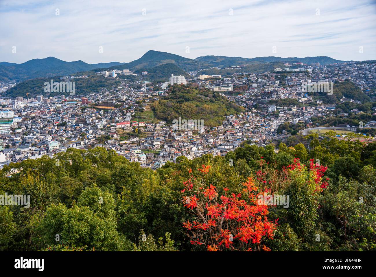 Vues de Nagasaki avec des feuilles d'automne et des collines en terrasses sur les pentes de la ville au bord de la baie Banque D'Images