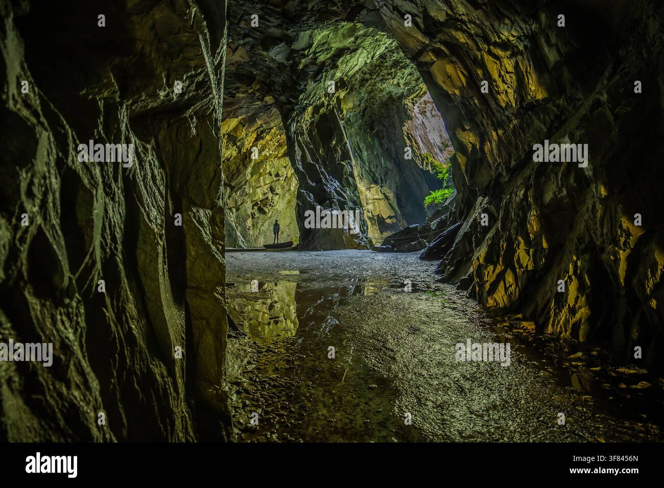 Exploration de la grotte de la cathédrale dans la vallée de Little Langdale à la lumière du début de soirée Banque D'Images