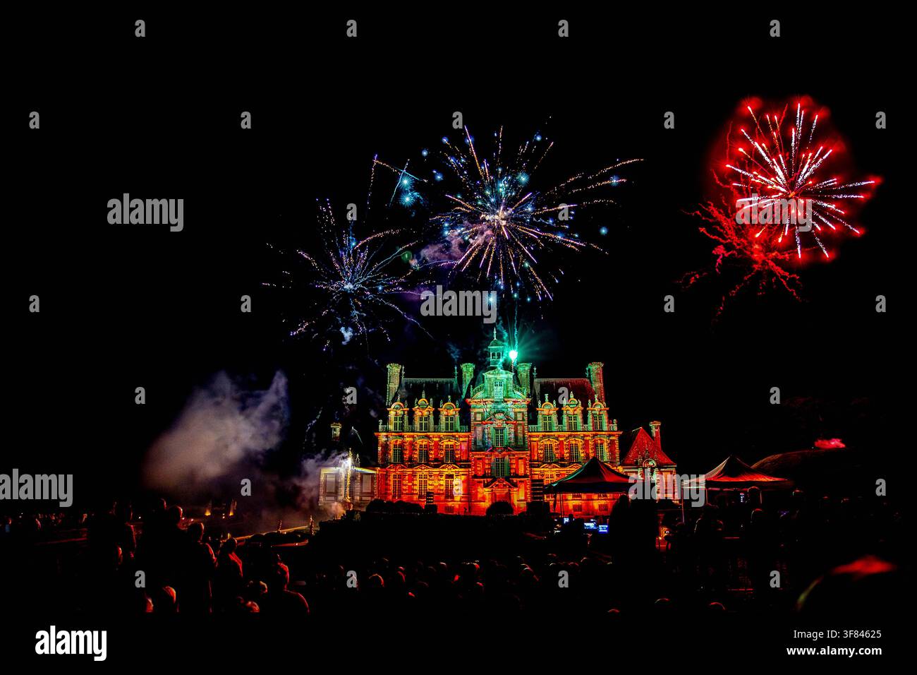 Spectacle de feux d'artifice au-dessus du château de Beaumesnil par une nuit d'été dans l'Eure, France Banque D'Images