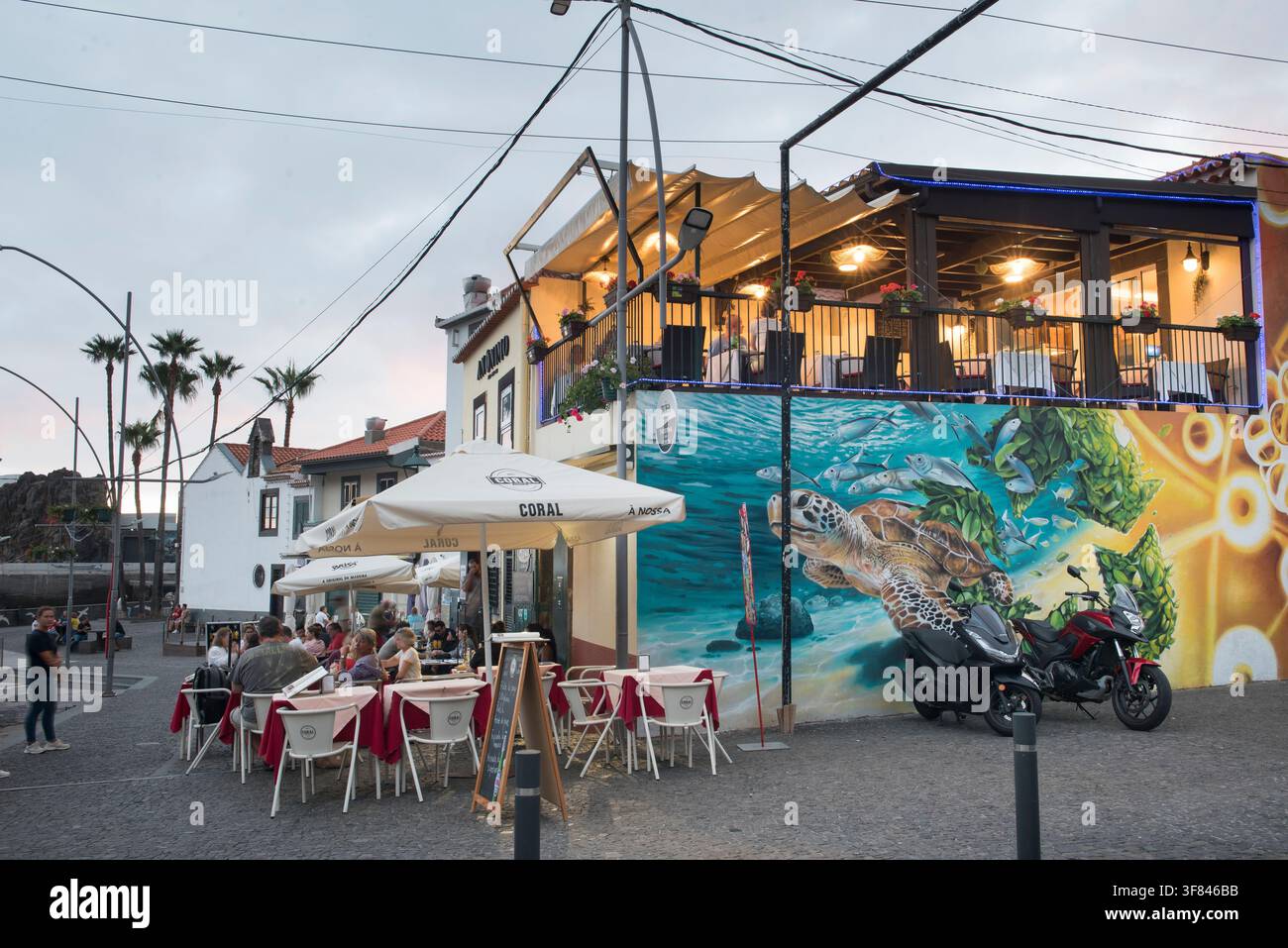 Dîner sur la terrasse du restaurant près du port de Câmara de Lobos, Madère Banque D'Images