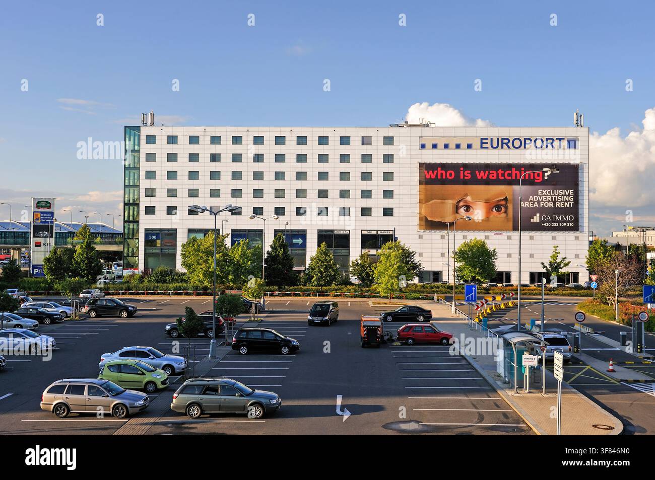 Parking et complexe de bâtiments avec centre commercial à l'aéroport Vaclav Havel de Prague, République tchèque Banque D'Images
