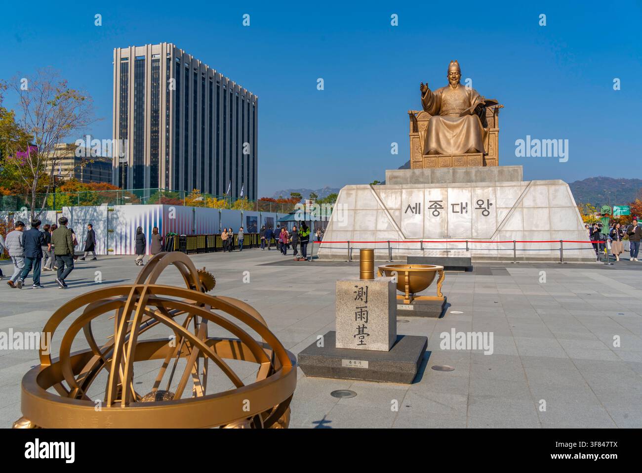 Visitez Gwanghwamun Plaza pour voir la statue du grand roi Sejong à Séoul sous le soleil radieux Banque D'Images
