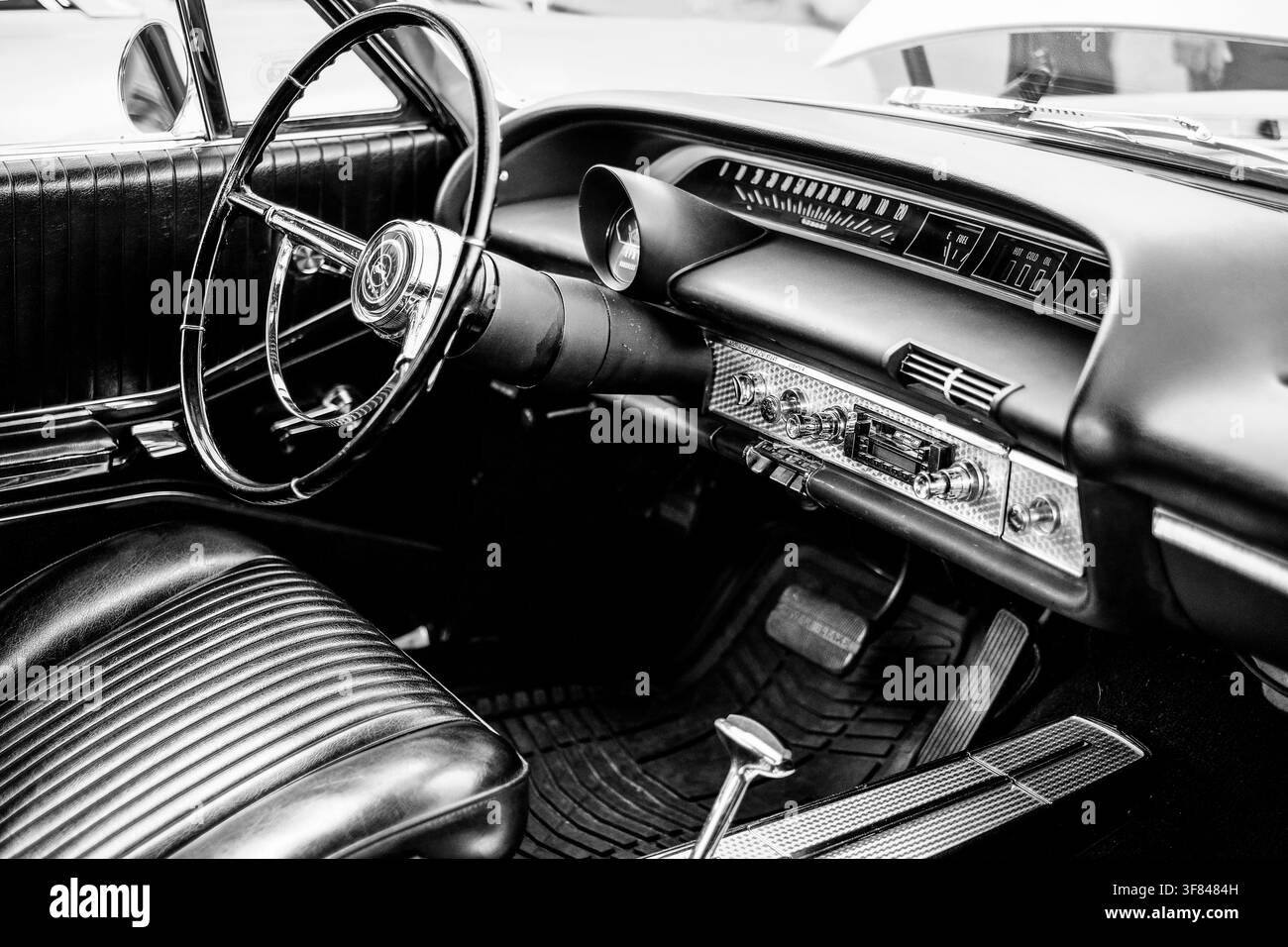 L'intérieur d'une voiture américaine vintage met en valeur un design rétro des années 1960 avec des éléments classiques et une finition noir et blanc Banque D'Images