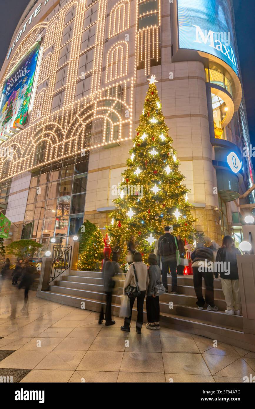 Les lumières vives de Noël brillent sur l'extérieur d'un grand magasin pendant la nuit dans le quartier de Jung, Séoul, Corée du Sud Banque D'Images