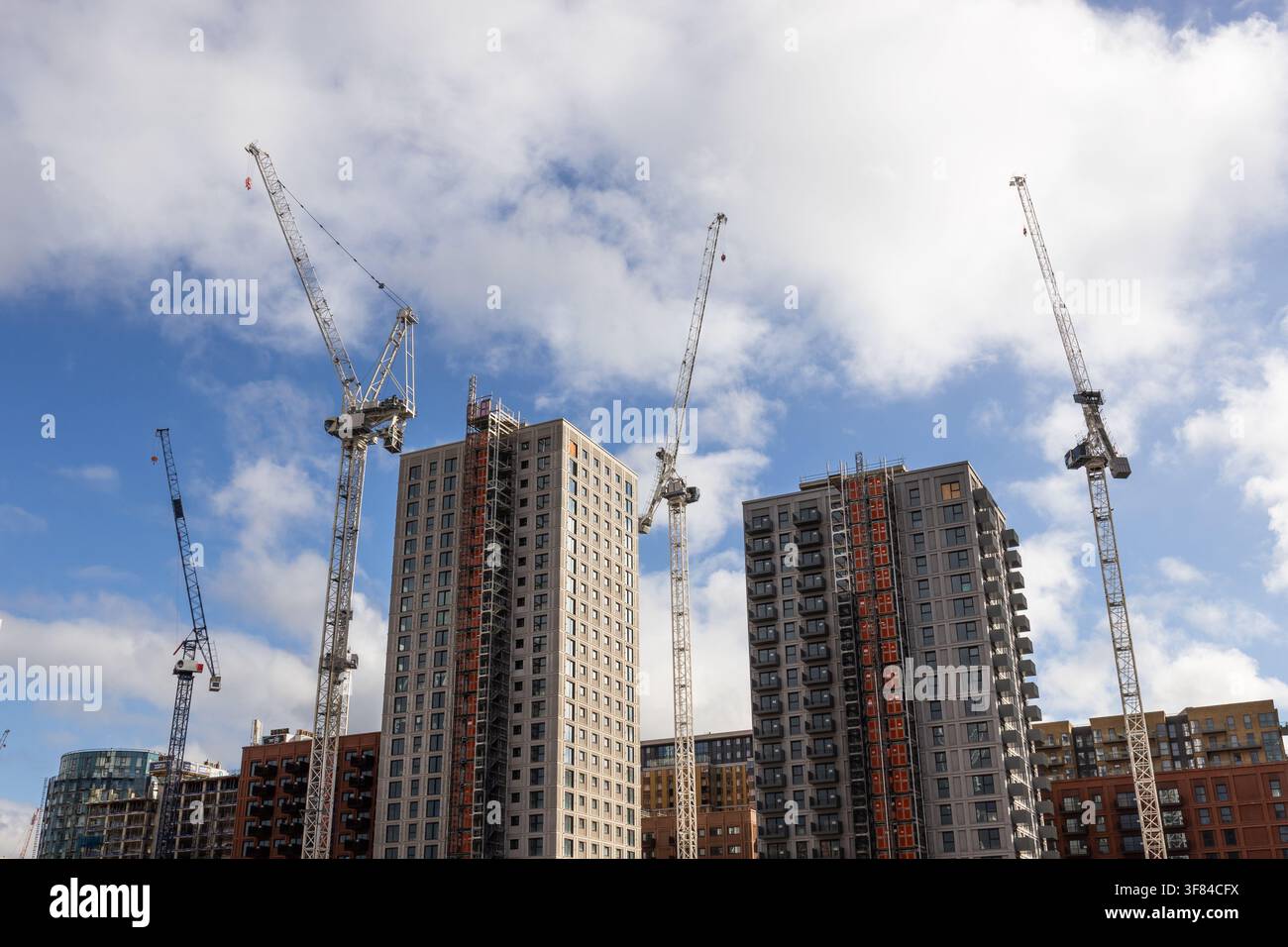 Chantier de construction avec grues et bâtiments en construction Banque D'Images