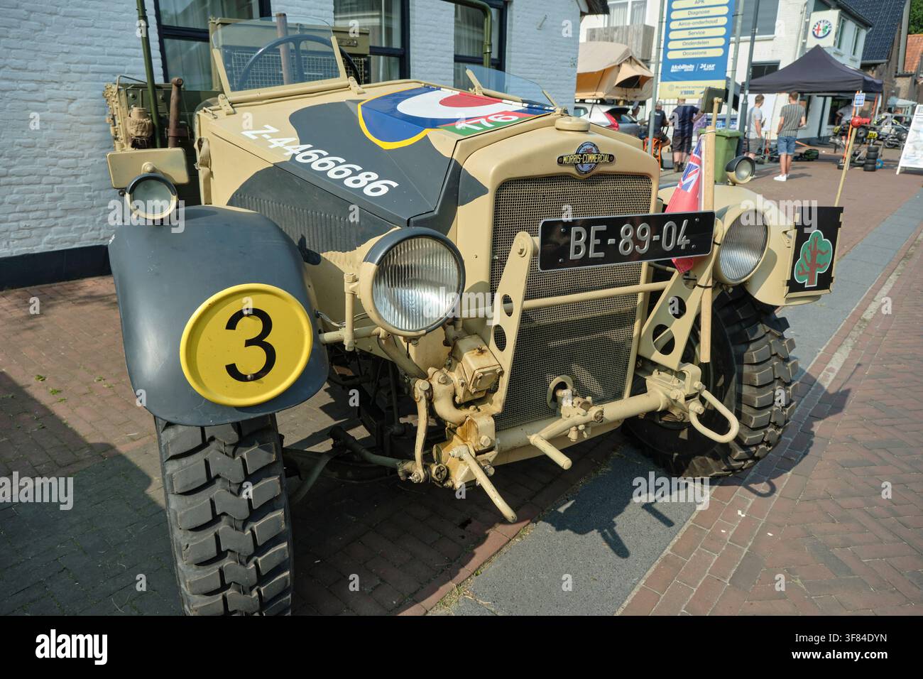 Histoire militaire de la Seconde Guerre mondiale et héritage automobile vintage, camion militaire Morris Commercial en camouflage désert lors de l'événement Oldtimerdag à Ruinerwold Banque D'Images