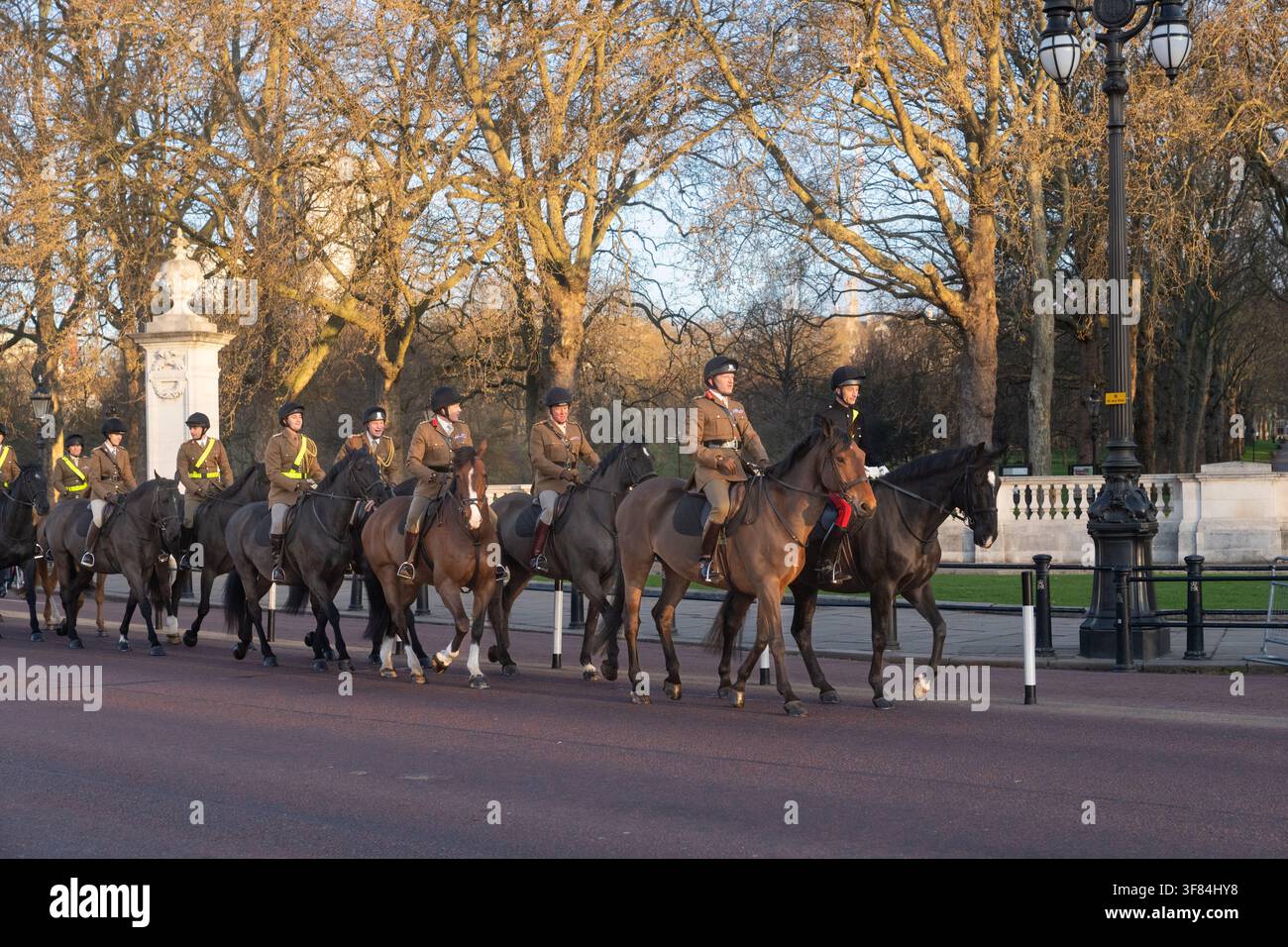 Soldats de la Household Cavalry lors d'une patrouille montée cérémonielle le long de Constitution Hill, près du Buckingham Palace à Londres. Banque D'Images