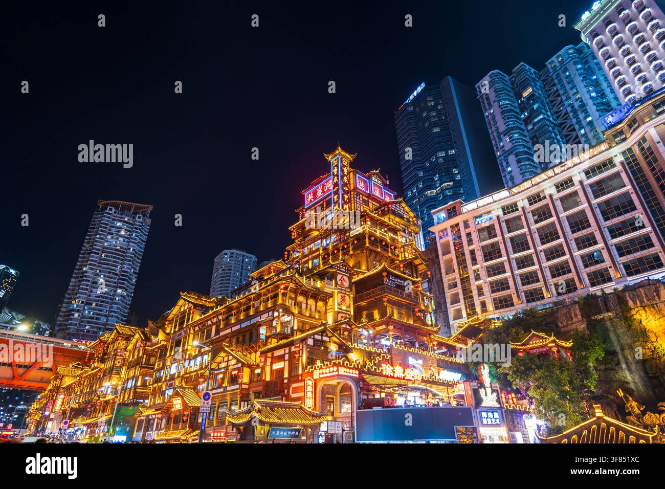 Chongqing, Chine – 19 juillet 2026 : complexe de bâtiments sur pilotis Hongyadong illuminé la nuit, skyline de Chongqing, Chine. Banque D'Images