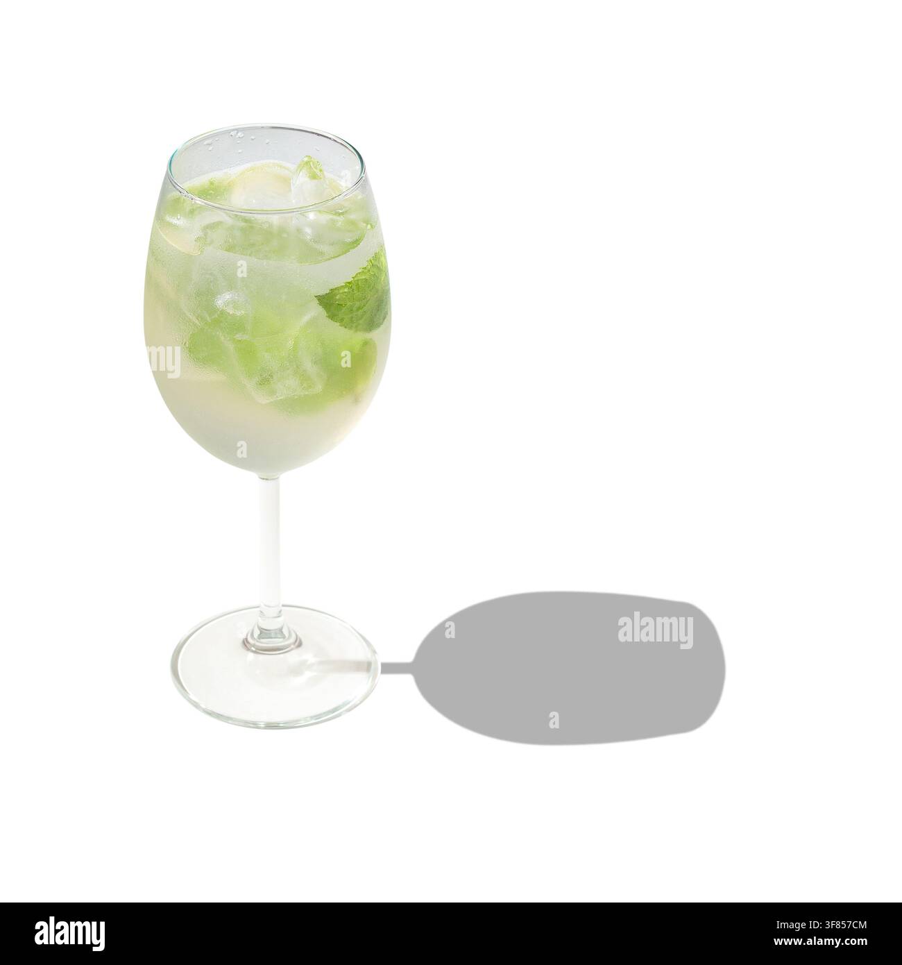 Cocktail Hugo Spritz à la menthe, citron vert et glace isolé sur blanc Banque D'Images