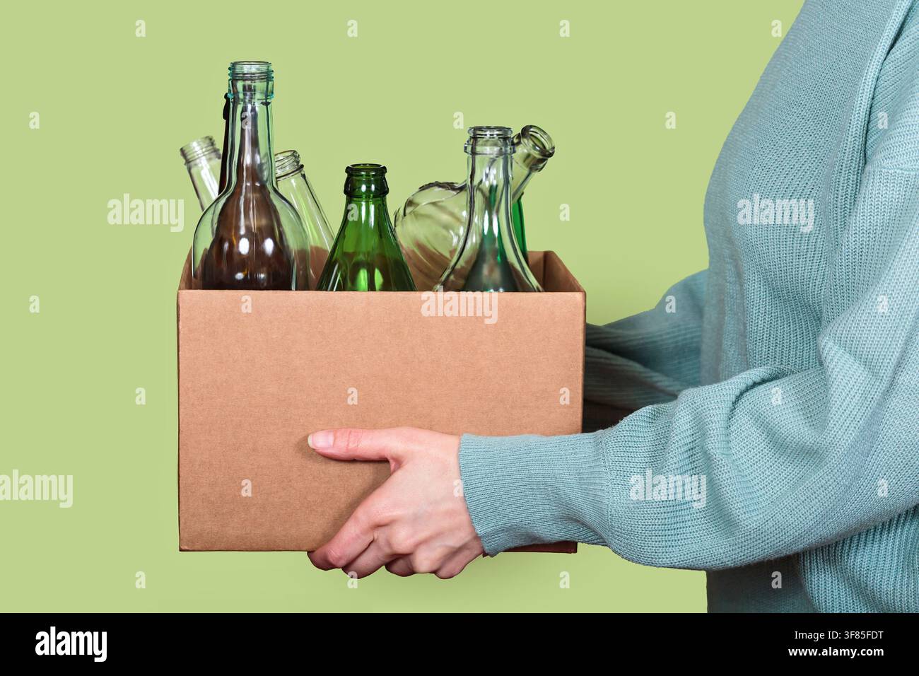Boîte en carton avec des bouteilles en verre vides pour le recyclage Banque D'Images