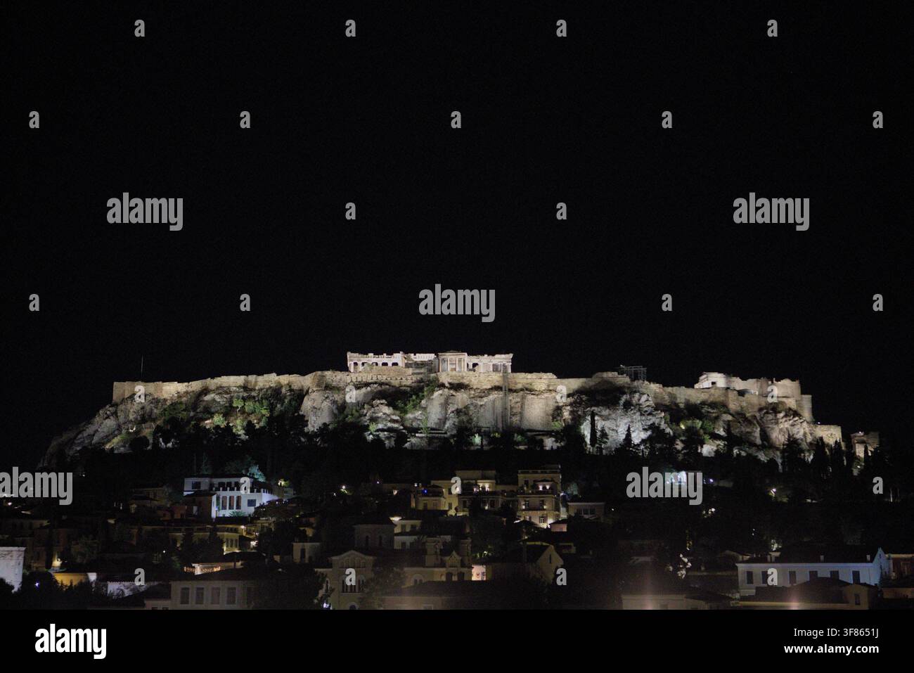 Vue nocturne de l'Acropole et du Parthénon illuminés surplombant le quartier de Monastiraki dans le centre d'Athènes, en Grèce, par une soirée d'été. Banque D'Images