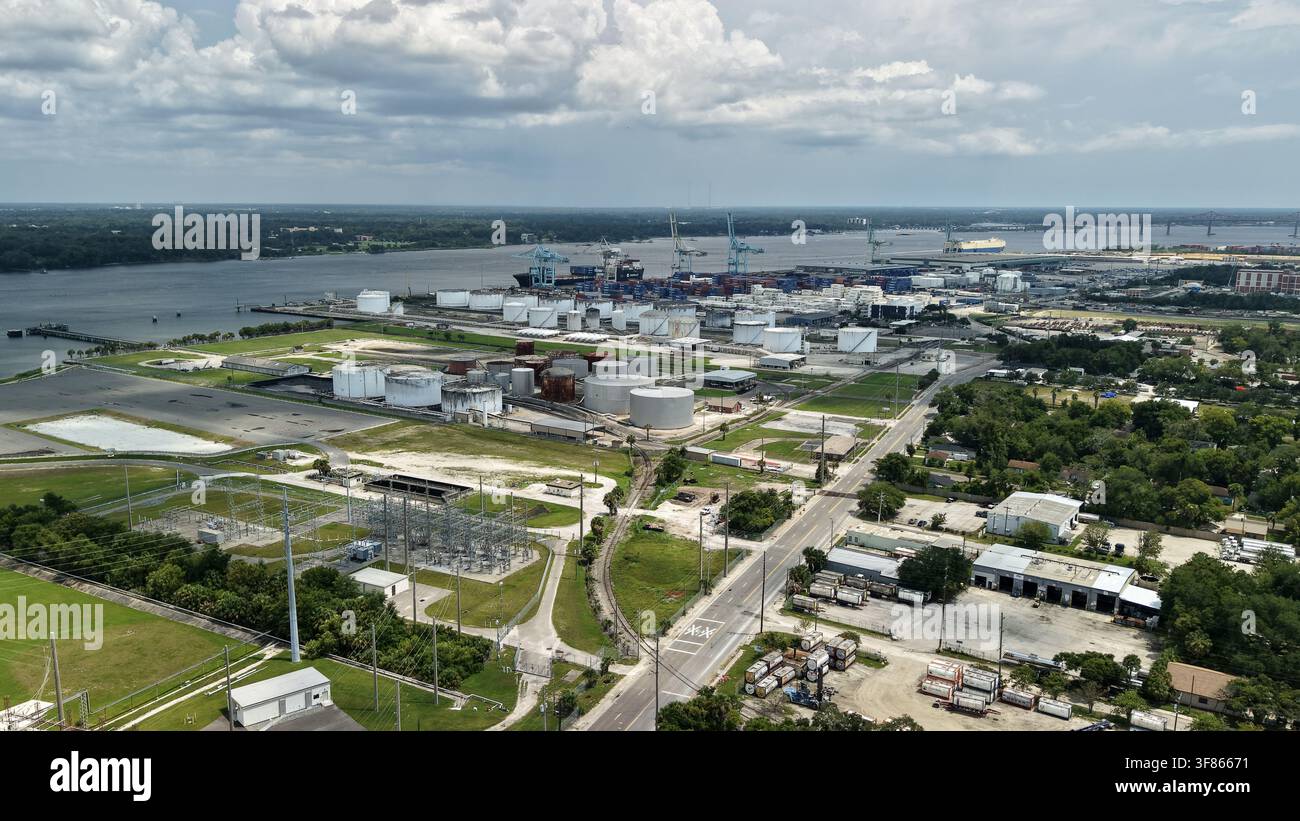 Vue aérienne du site Crowley Logistics - Talleyrand présentant des réservoirs de stockage industriels, des conteneurs d'expédition et une infrastructure portuaire à Jackson Banque D'Images