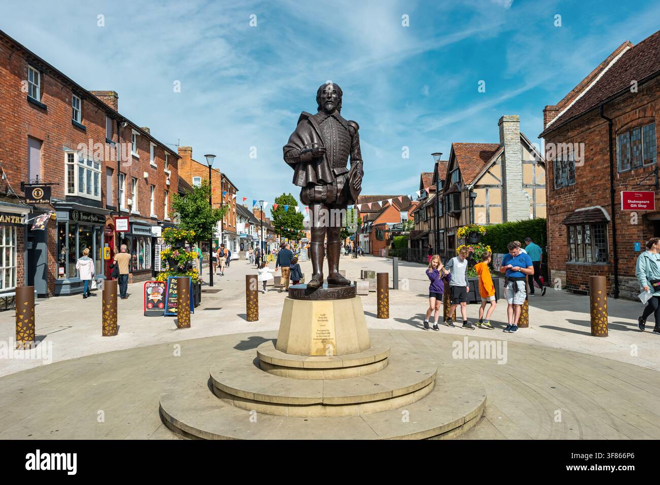 La statue de Shakespeare dans le centre-ville de Stratford-upon-Avon, Angleterre, Royaume-Uni. Banque D'Images