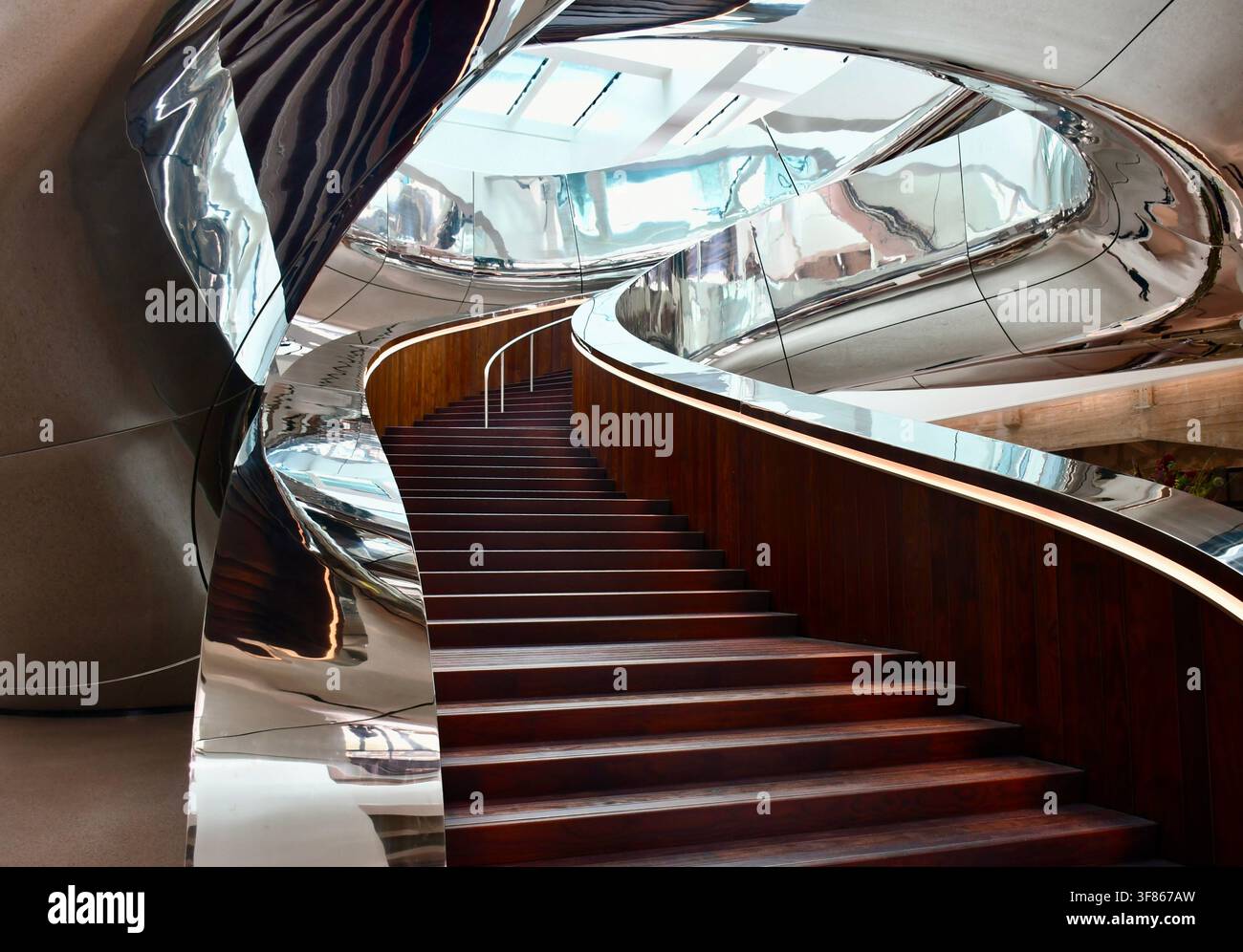 Rotterdam, Pays-Bas - 15/09/2025 : impressionnante escalier en spirale « Tornado » à l'intérieur du musée Fenix de la migration conçu par Ma Yansong de MAD architects Banque D'Images