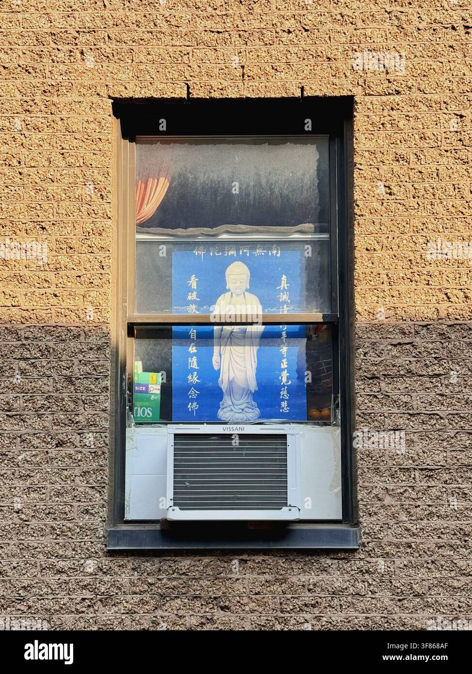 Montréal, Canada. Une unité de climatisation montée sur un mur de bâtiment illustre la dépendance croissante au refroidissement mécanique à mesure que les températures augmentent Banque D'Images