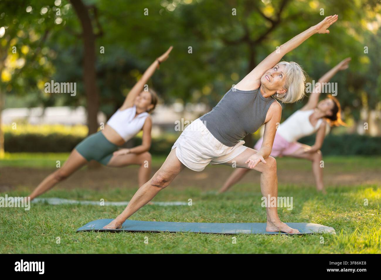 Personnes âgées woman doing yoga in park Banque D'Images