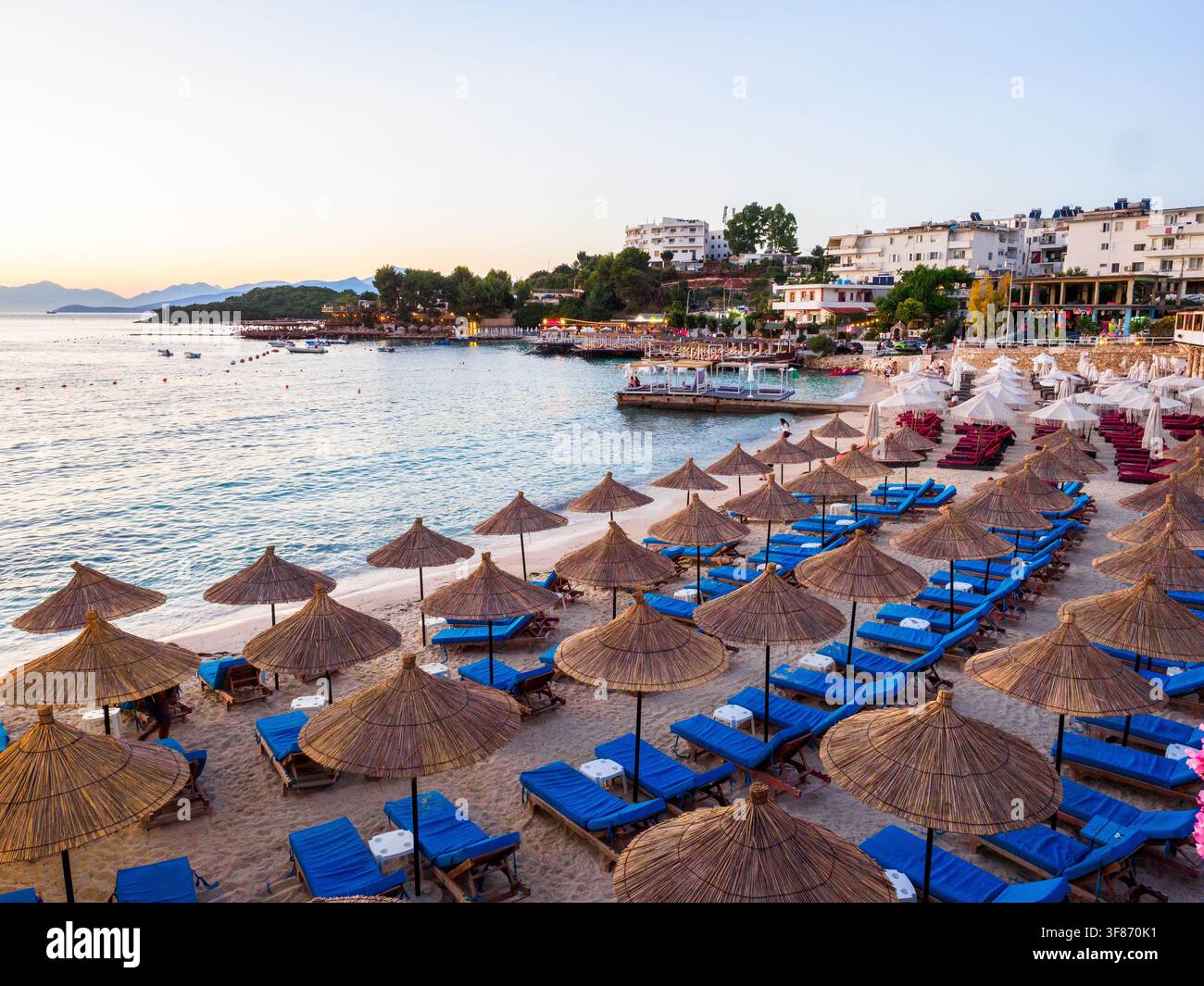 Parasol en paille sur la plage de Ksamil - Albanie Banque D'Images
