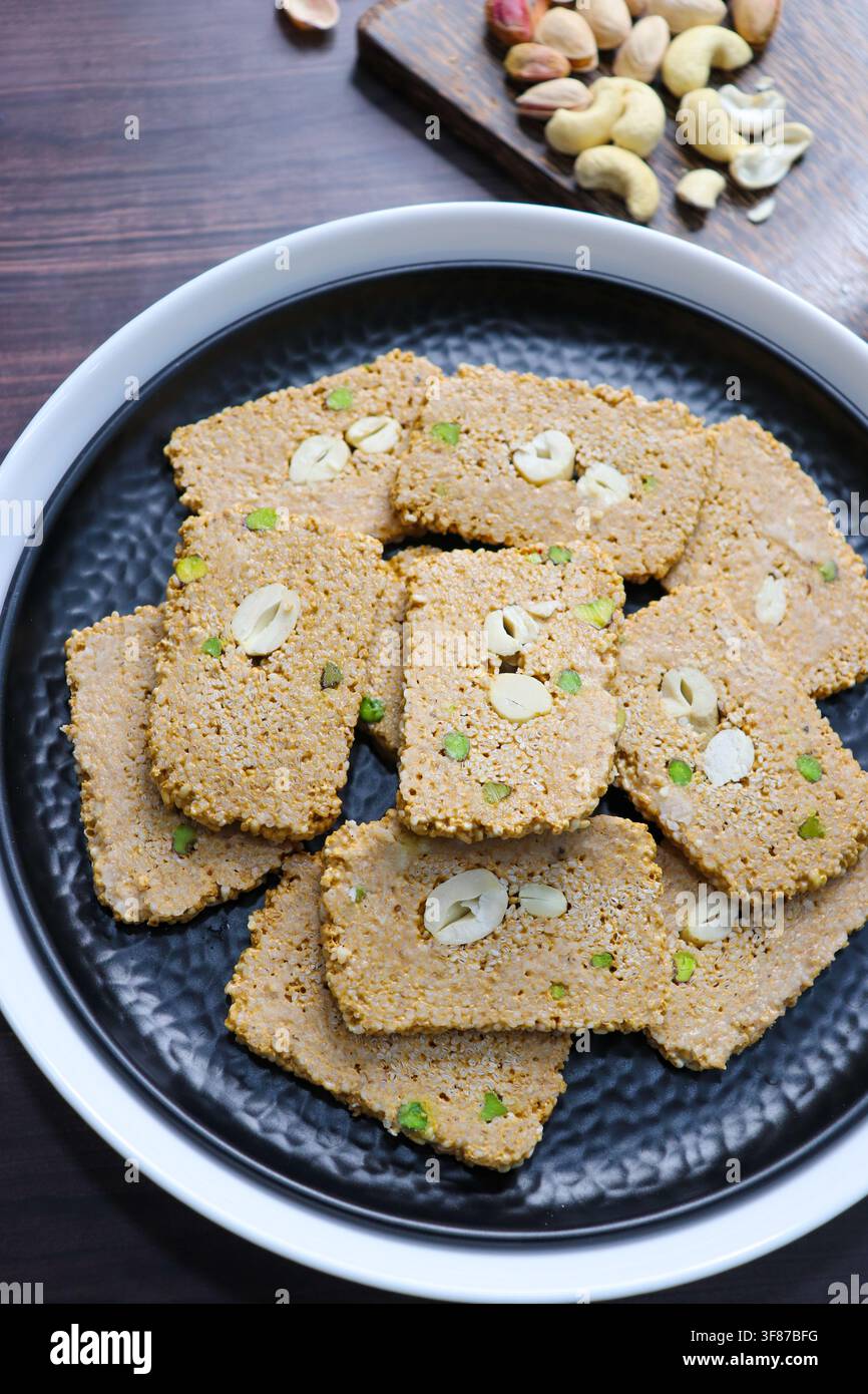 Til gajak, un doux plat d'hiver traditionnel indien fait avec des graines de sésame, du jaggery, du ghee et des fruits secs. Til chikki croquant, un Makar Sankranti festif. Banque D'Images