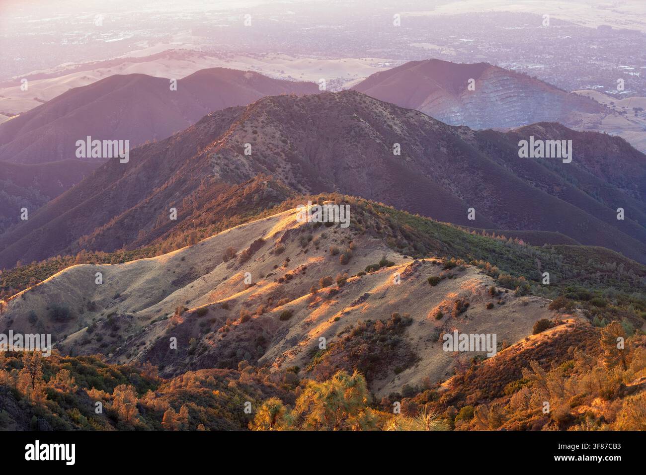 Vue de l'heure dorée depuis le sommet du Mt Diablo regardant vers l'ouest-nord-est en descendant la montagne. Les vues incluent Eagle Peak, Black Point et Mount Zion Querry. Banque D'Images