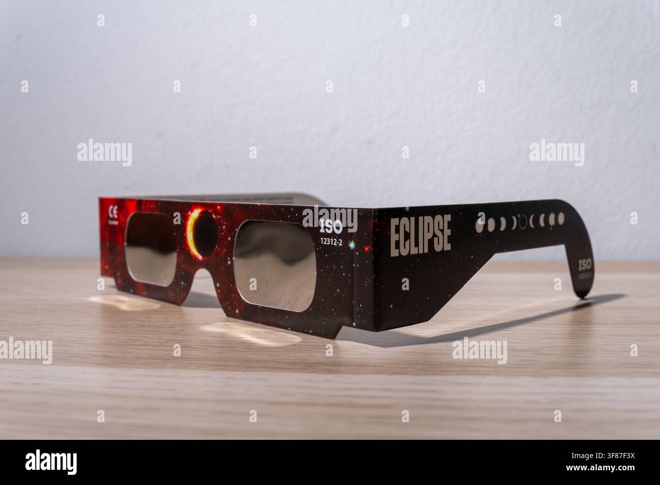 Léon, Espagne – 11 août 2026 : Lunettes de sécurité pour observer une éclipse solaire totale, avec un design cosmique et un soleil en croissant sur les verres Banque D'Images