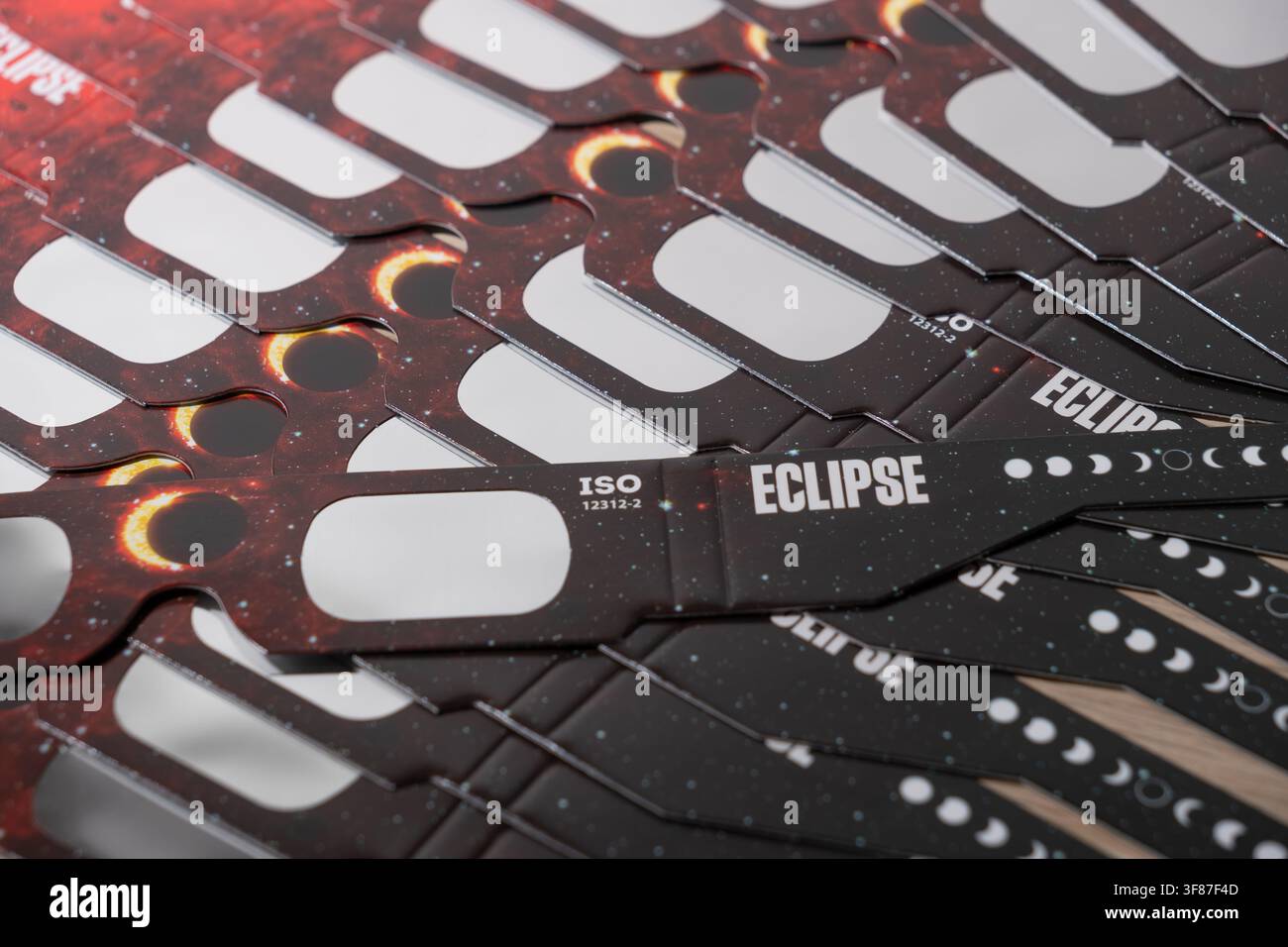 Léon, Espagne – 11 août 2026 : Pile de lunettes de protection pour observer en toute sécurité un événement d'éclipse solaire astronomique. Équipement d'observation scientifique Banque D'Images