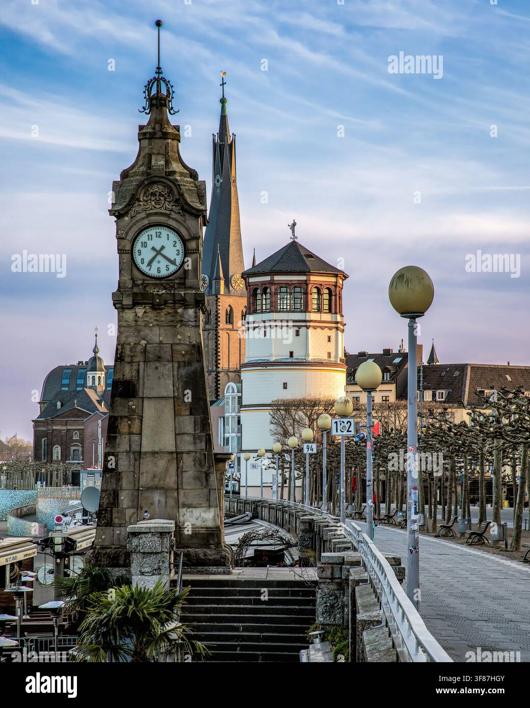 Horloge Pegeluhr et monuments historiques de la promenade de Düsseldorf Banque D'Images