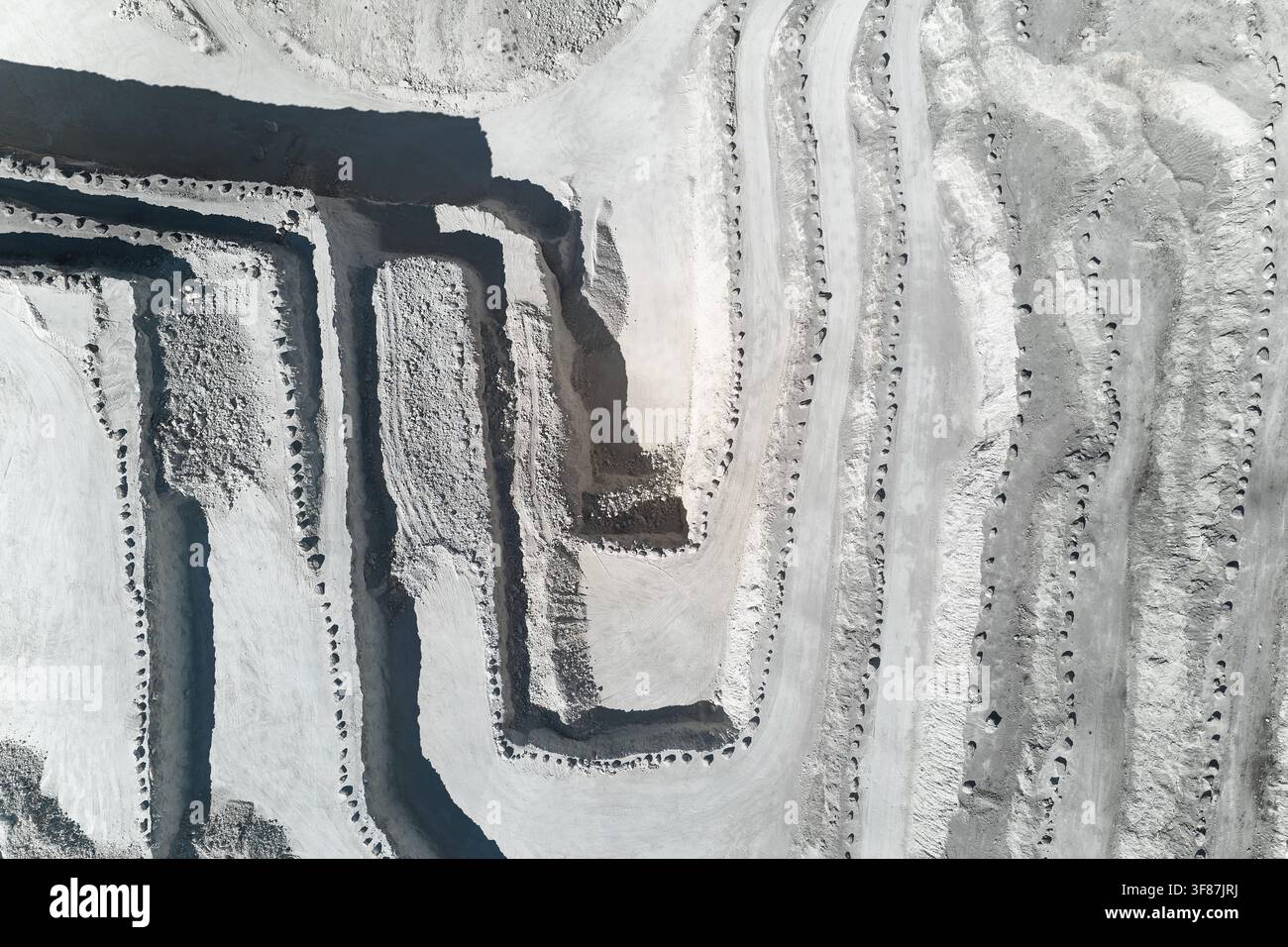 Vue aérienne d'une carrière à ciel ouvert montrant des niveaux en terrasses, des routes d'excavation et des opérations minières industrielles. Concept d'extraction minérale, lourd Banque D'Images