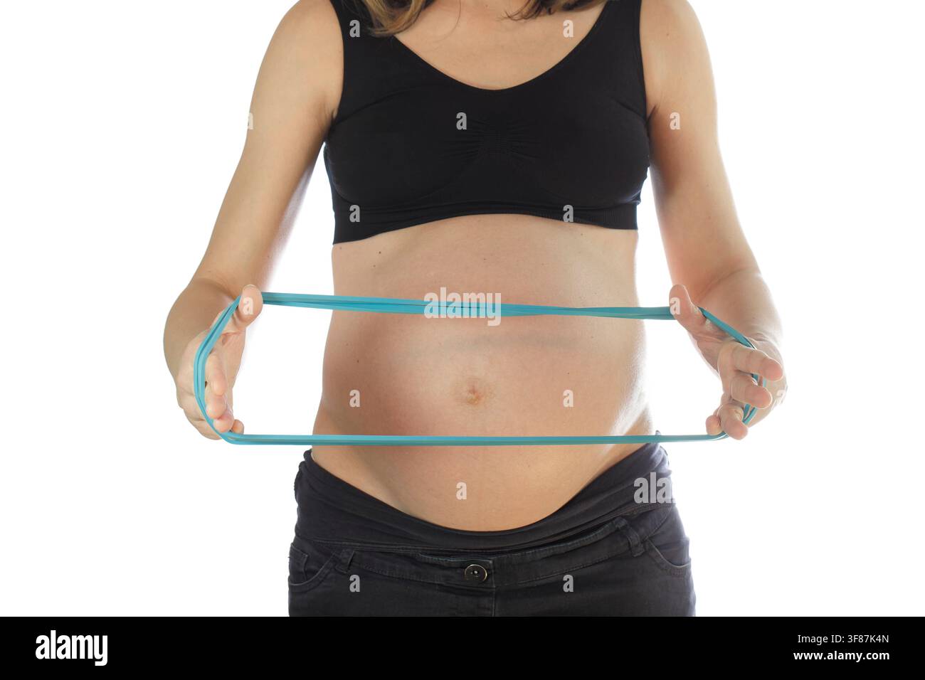 Femme enceinte faisant un exercice de renforcement avec un élastique Banque D'Images